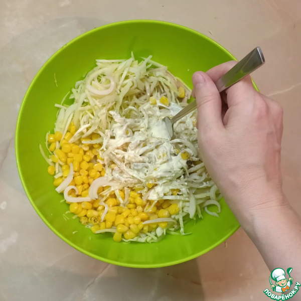 Салат с кальмарами и капустой