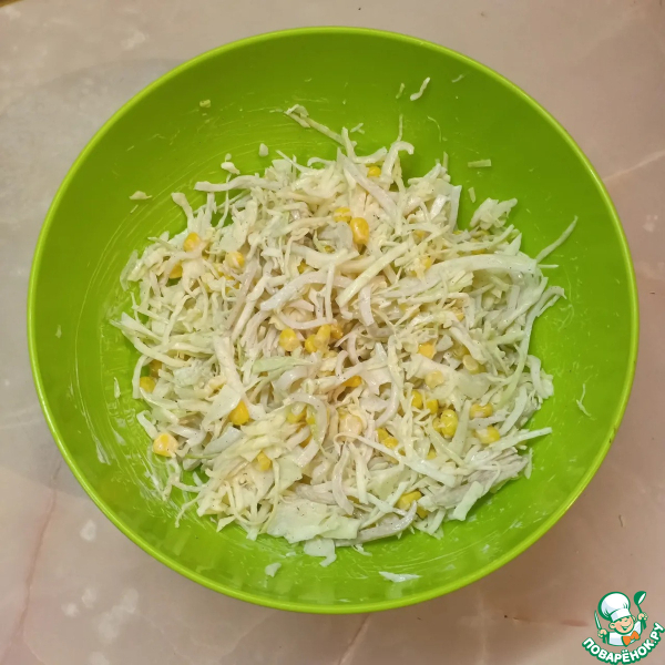 Салат с кальмарами и капустой