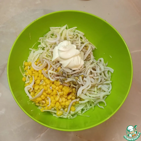 Салат с кальмарами и капустой