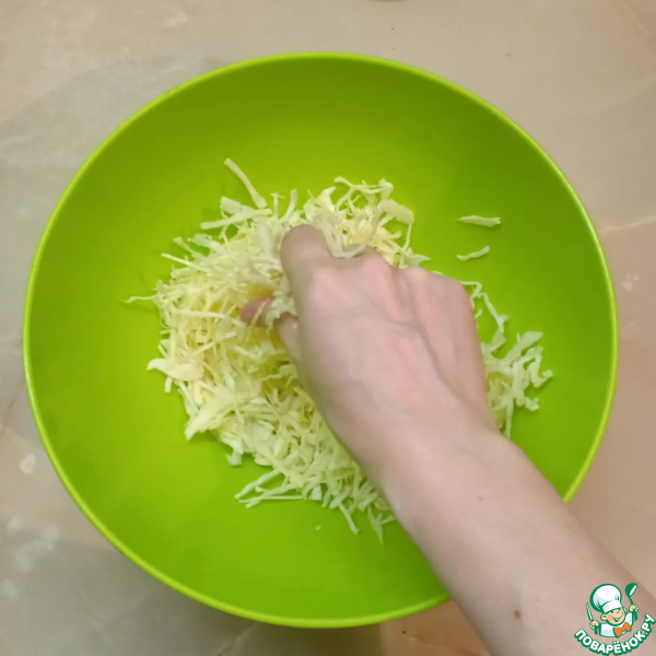 Салат с кальмарами и капустой