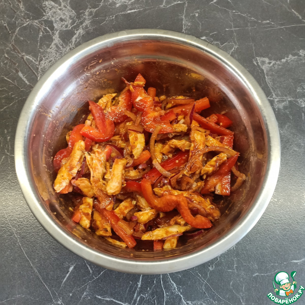 Салат с курицей и болгарским перцем