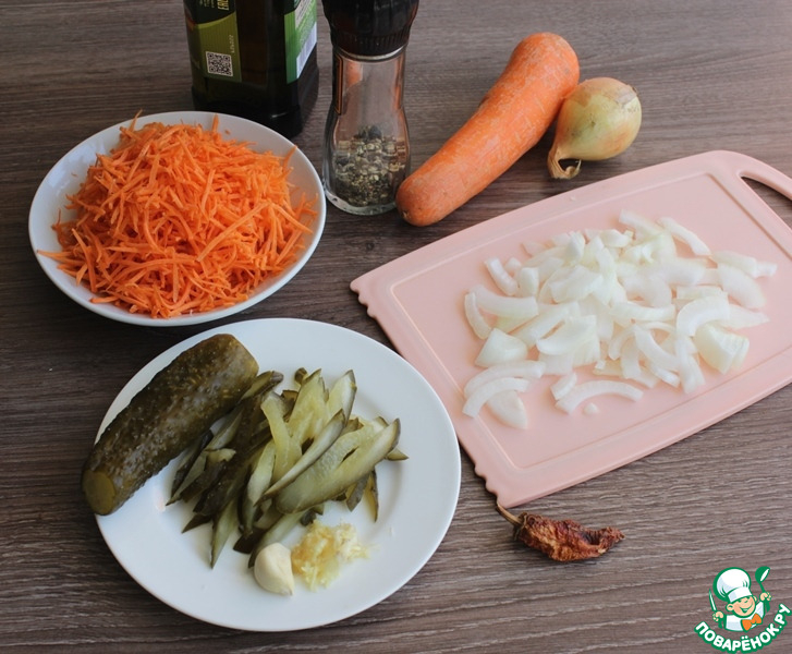 Салат с морковью и соленым огурцом