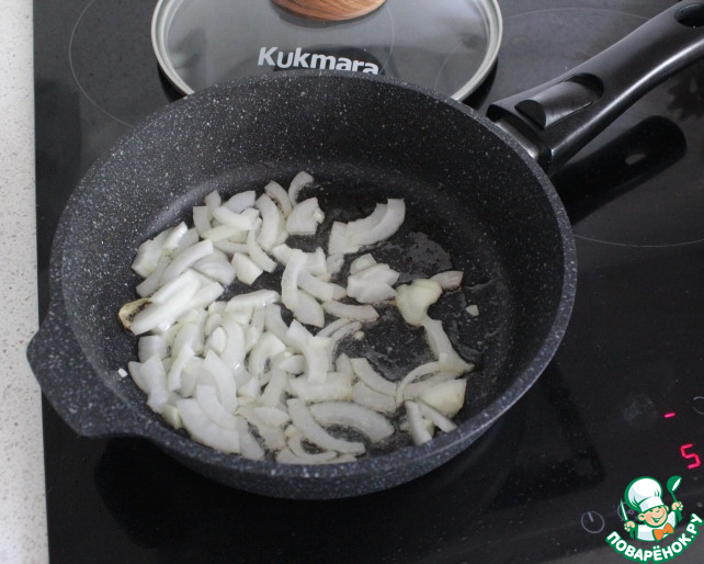 Салат с морковью и соленым огурцом