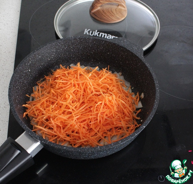Салат с морковью и соленым огурцом