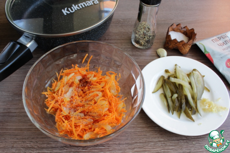 Салат с морковью и соленым огурцом