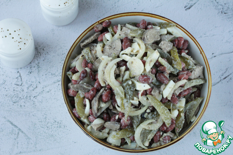 Салат с печенью и фасолью