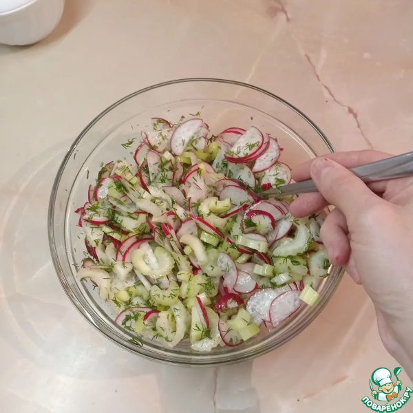 Салат с редисом и сельдереем