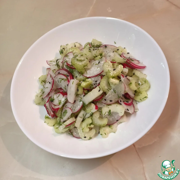 Салат с редисом и сельдереем