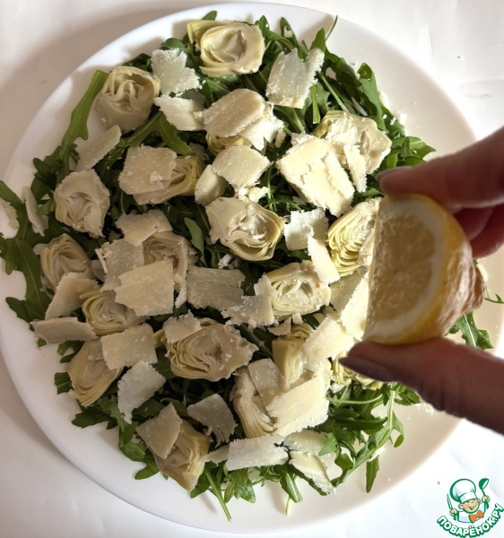 Салат с руколой, артишоками и сыром