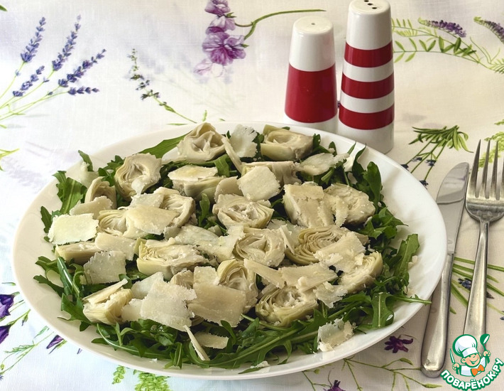 Салат с руколой, артишоками и сыром