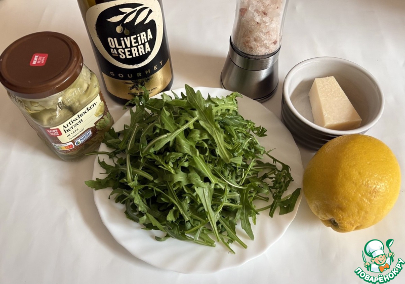 Салат с руколой, артишоками и сыром