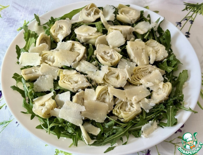 Салат с руколой, артишоками и сыром