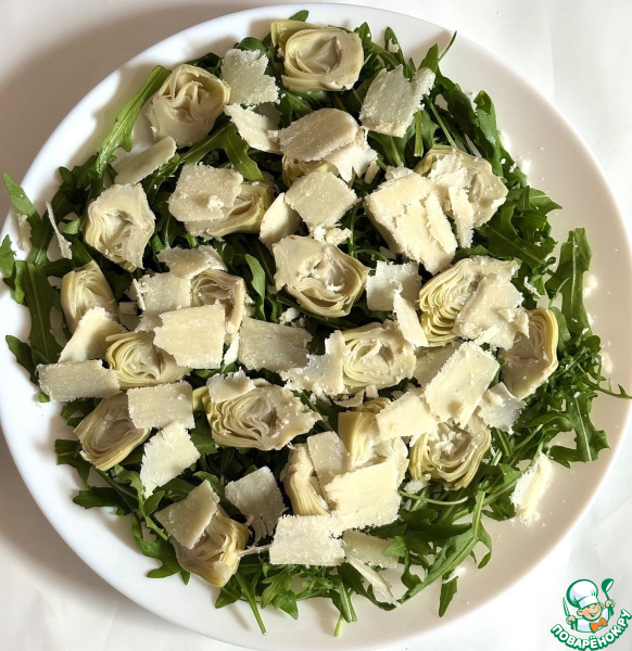 Салат с руколой, артишоками и сыром