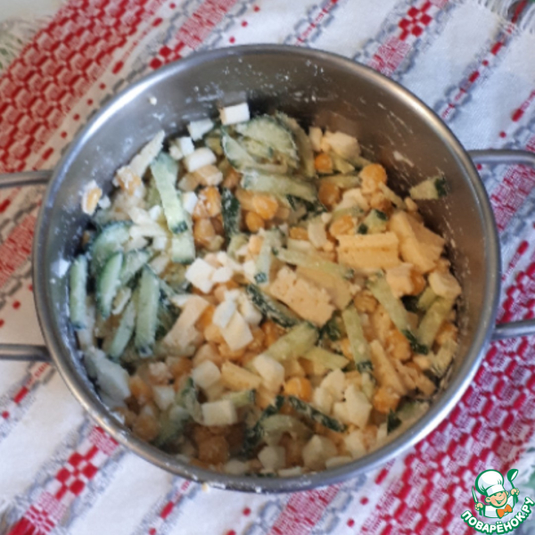 Салат с сыром и кукурузой