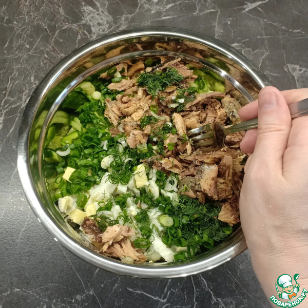 Салат с тунцом, огурцами и капустой