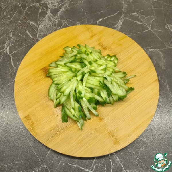 Салат с тунцом, огурцами и капустой
