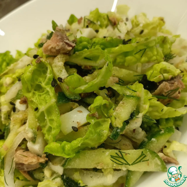 Салат с тунцом, огурцами и капустой