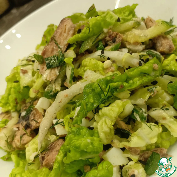 Салат с тунцом, огурцами и капустой