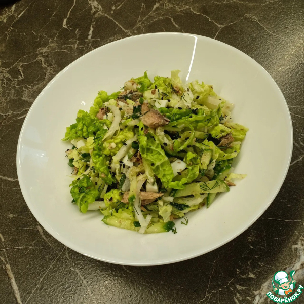 Салат с тунцом, огурцами и капустой