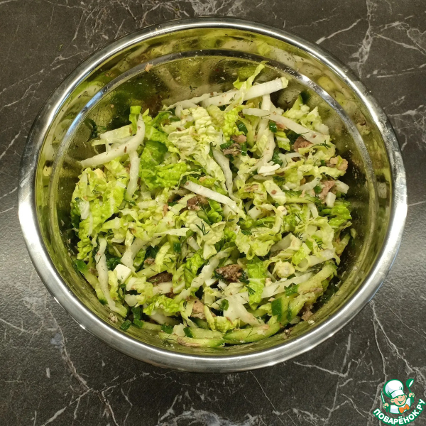 Салат с тунцом, огурцами и капустой