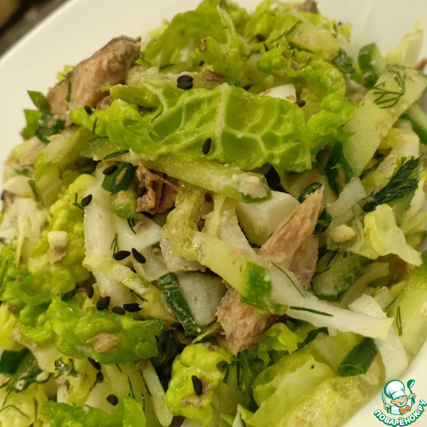Салат с тунцом, огурцами и капустой