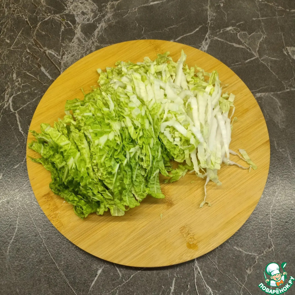 Салат с тунцом, огурцами и капустой