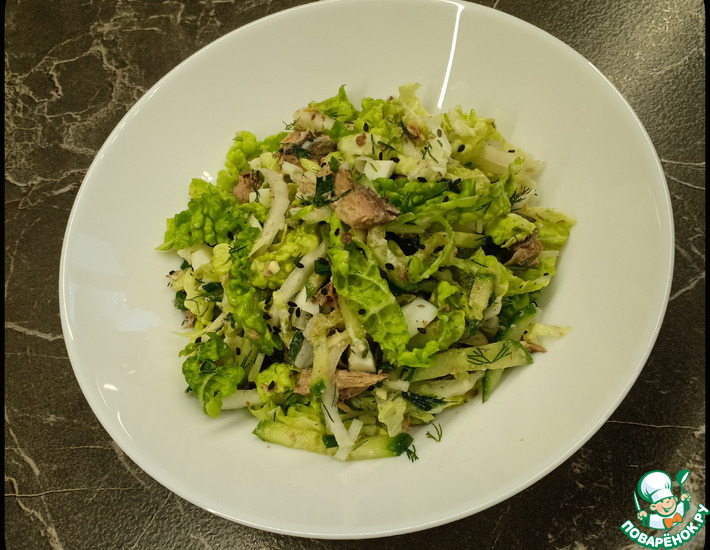 Салат с тунцом, огурцами и капустой