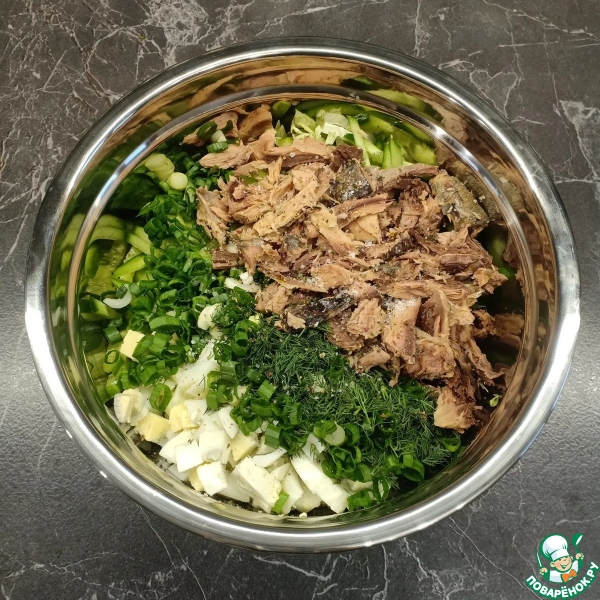 Салат с тунцом, огурцами и капустой