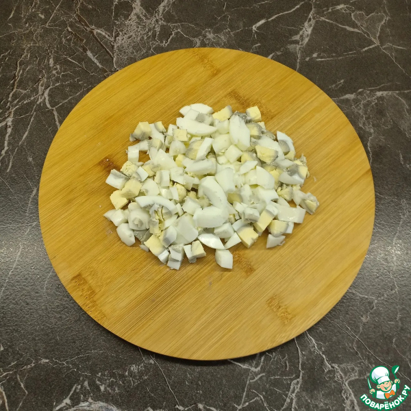 Салат с тунцом, огурцами и капустой