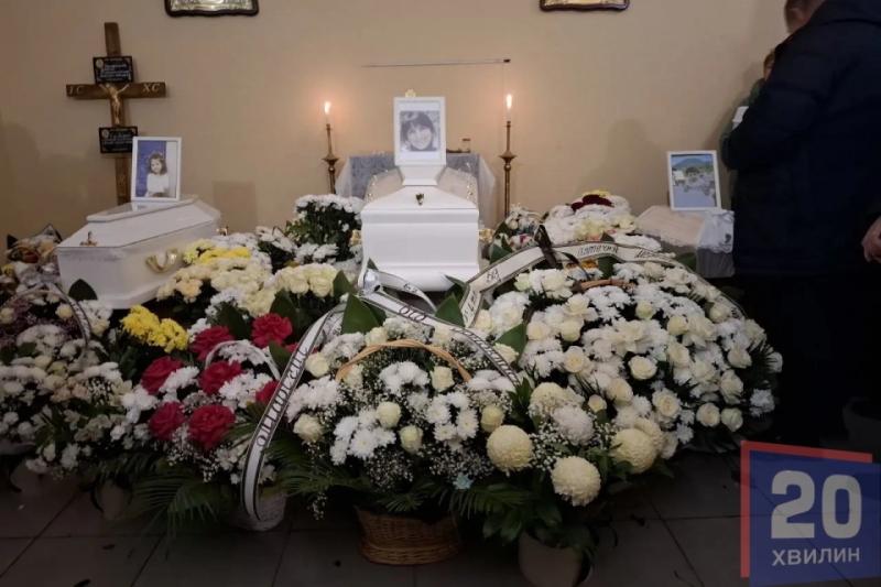 Сеть взволновало видео, как отец качает гроб маленького сына, которого вместе с матерью и сестрой убила РФ | ВИДЕО