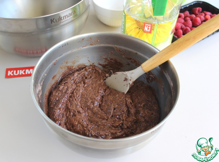 Шоколадный пирог с кабачком и малиной
