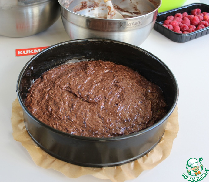 Шоколадный пирог с кабачком и малиной