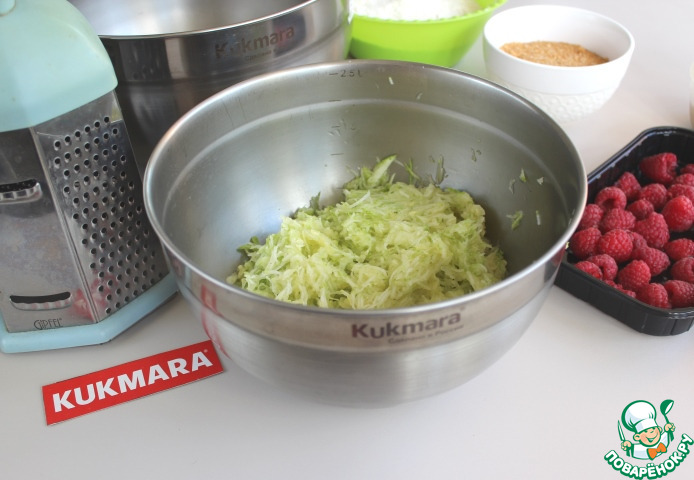 Шоколадный пирог с кабачком и малиной