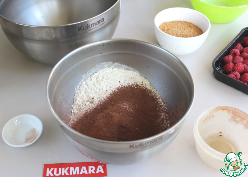 Шоколадный пирог с кабачком и малиной