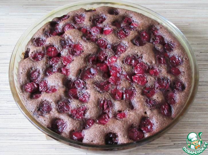 Шоколадный пирог с вишней