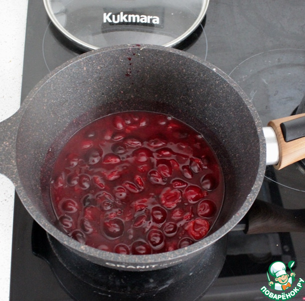 Шоколадный рулет с вишней