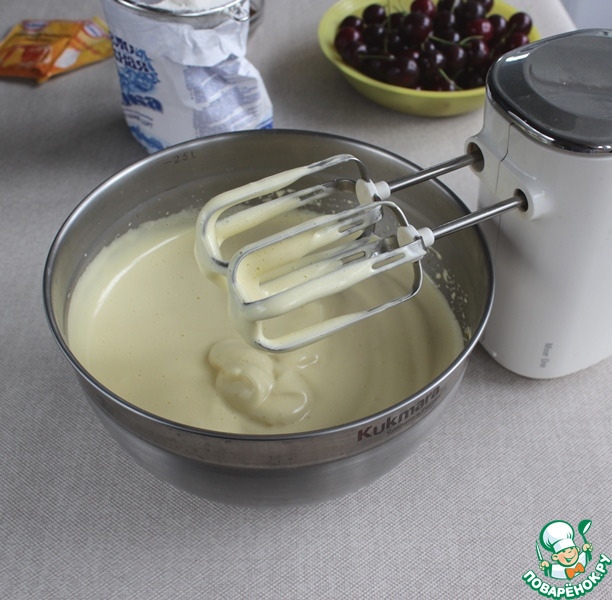 Шоколадный рулет с вишней