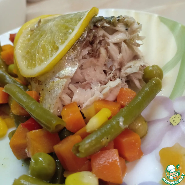 Скумбрия, запеченная с овощами