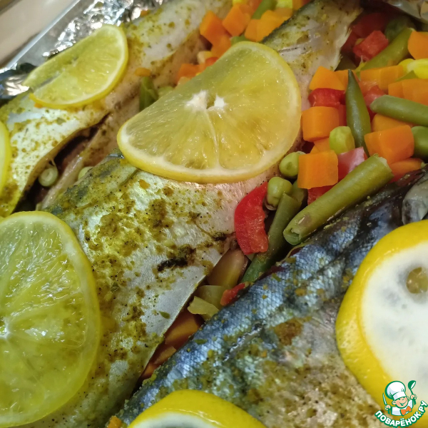 Скумбрия, запеченная с овощами