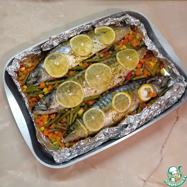 Скумбрия, запеченная с овощами