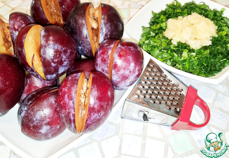 Слива фаршированная в медовом маринаде