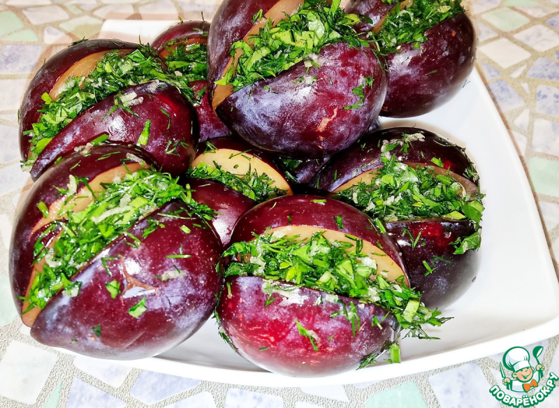 Слива фаршированная в медовом маринаде