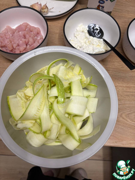 Сливочные спагетти с кабачками и курицей