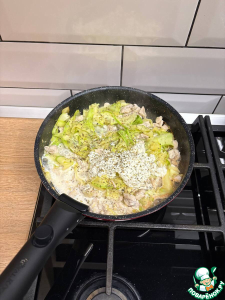 Сливочные спагетти с кабачками и курицей