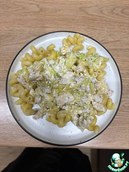 Сливочные спагетти с кабачками и курицей