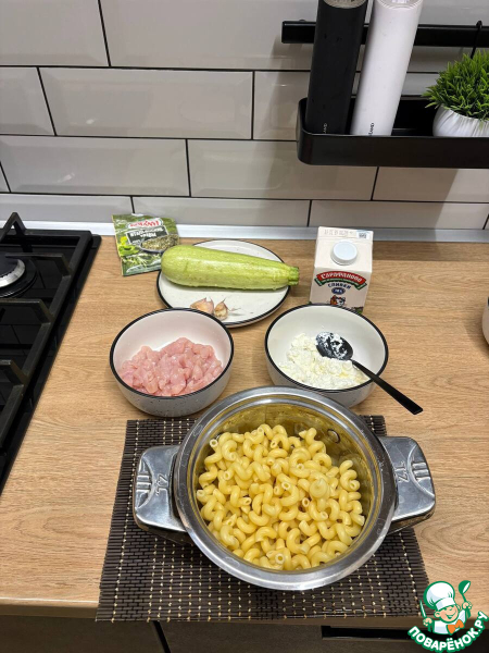 Сливочные спагетти с кабачками и курицей