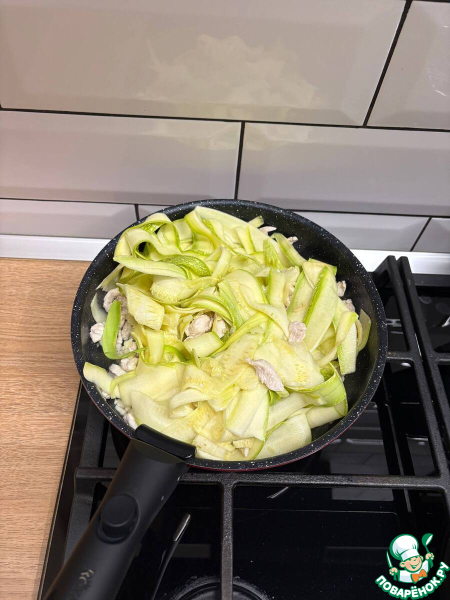 Сливочные спагетти с кабачками и курицей