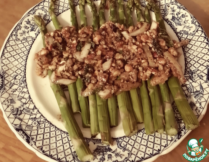 Спаржа, приготовленная на пару с фундуком