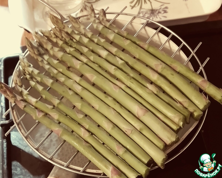 Спаржа, приготовленная на пару с фундуком