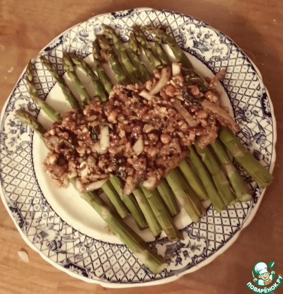 Спаржа, приготовленная на пару с фундуком